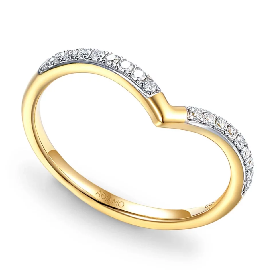 Pierścionek obrączkowy z diamentami typu Chevron