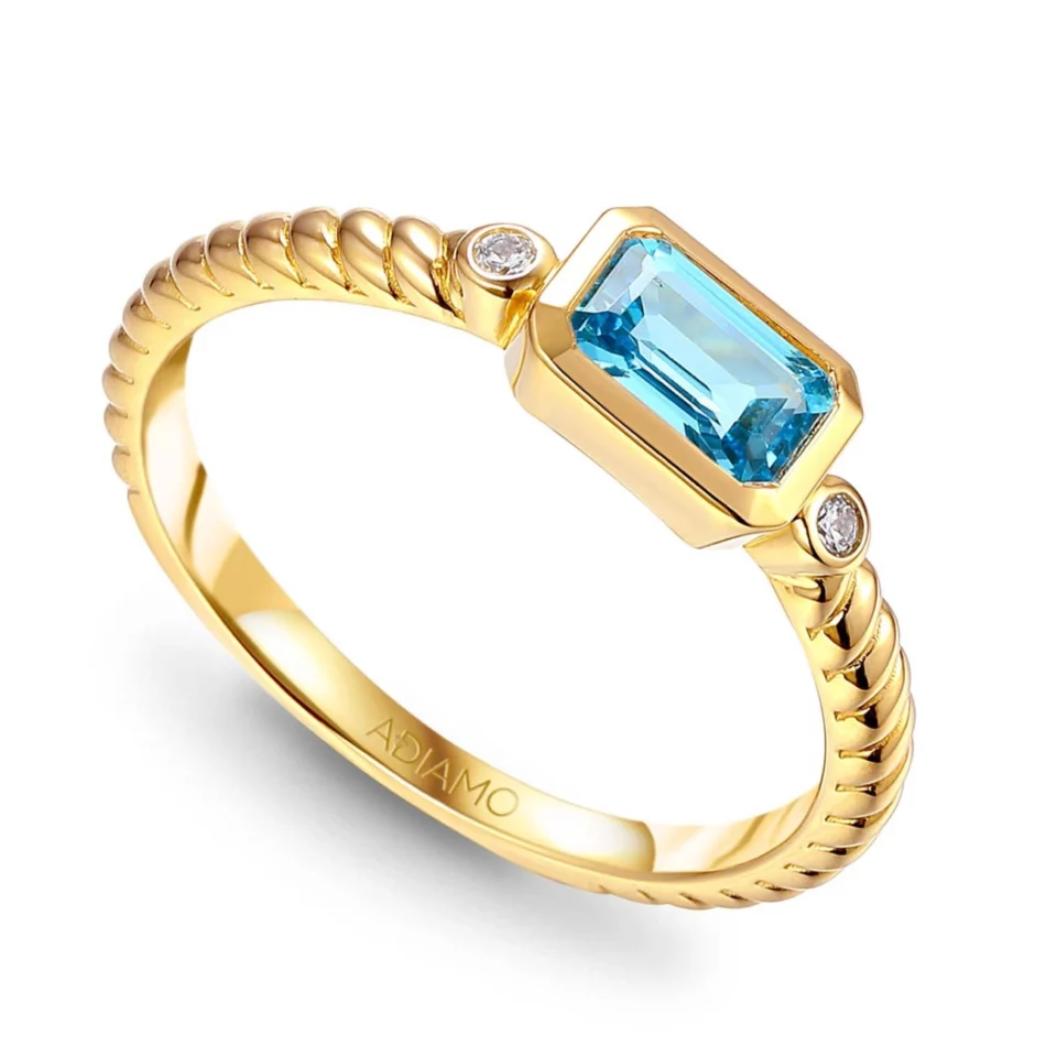 Pierścionek z niebieskim topazem i diamentami