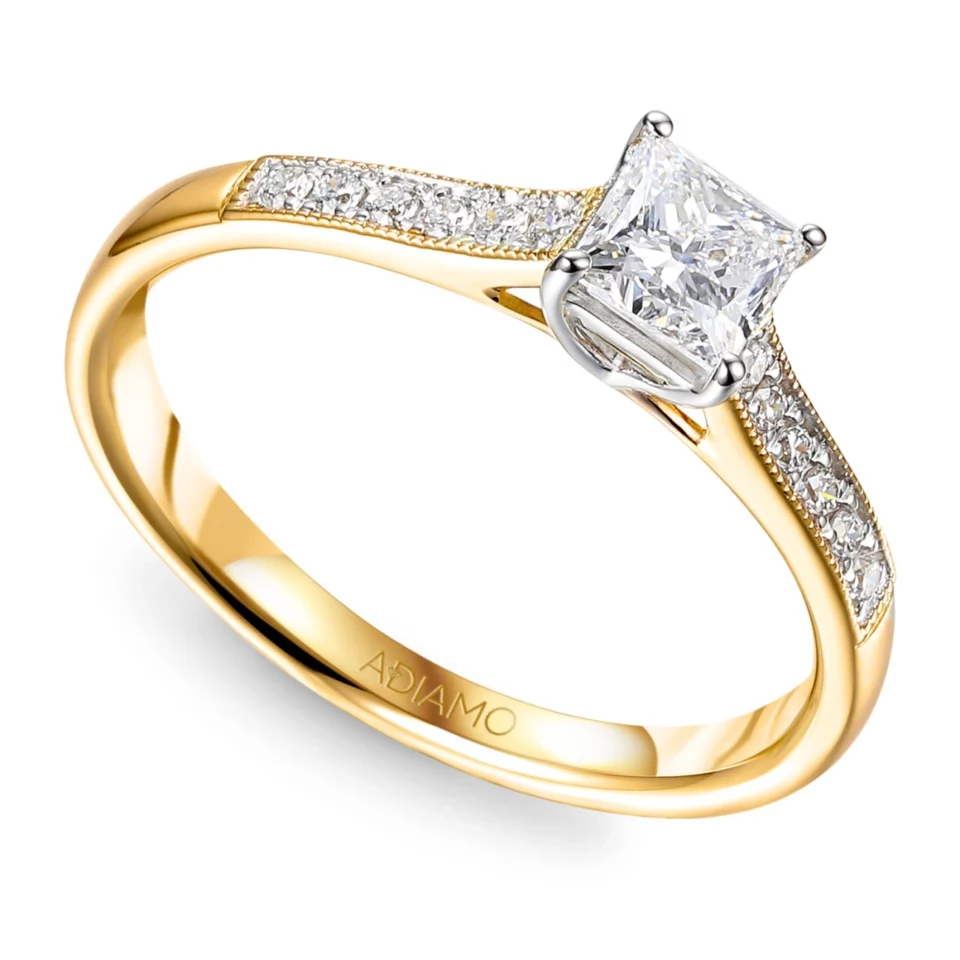 Pierścionek z diamentami laboratoryjnymi